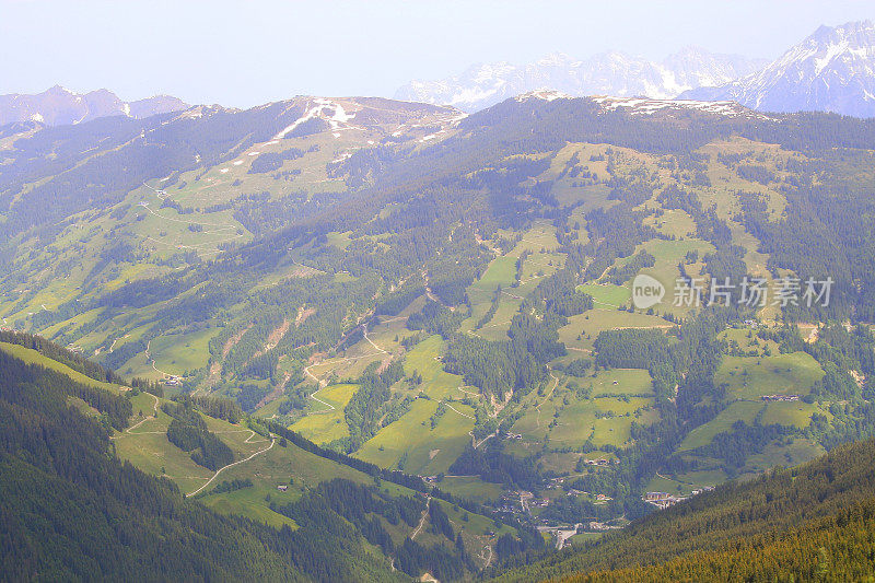 上图基茨施泰因霍恩-泽尔am See -卡普伦山谷和山脉景观鸟瞰图，奥地利萨尔茨堡地区的蒂罗尔景观，奥地利